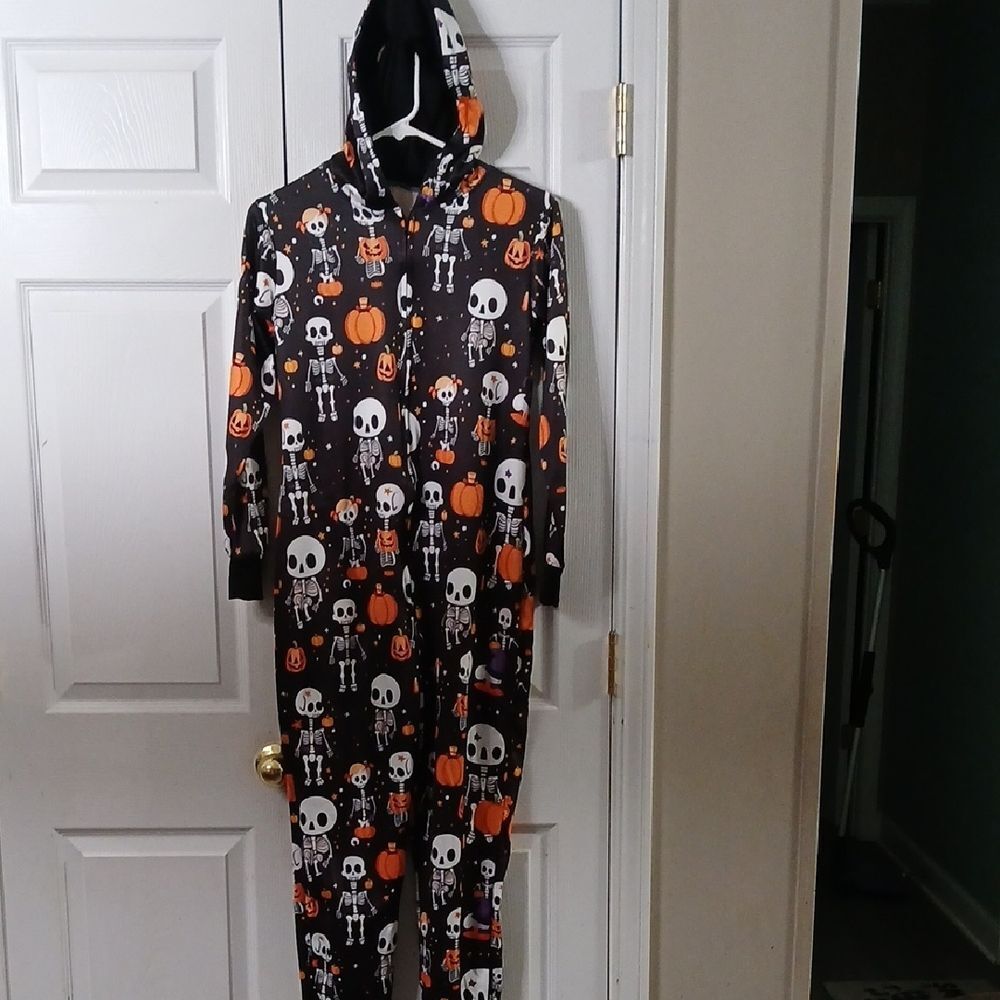 Halloween Skeleton and Pumpkin Hoodie Onsie Lounge Pajama Onsie Sz S  NWOT